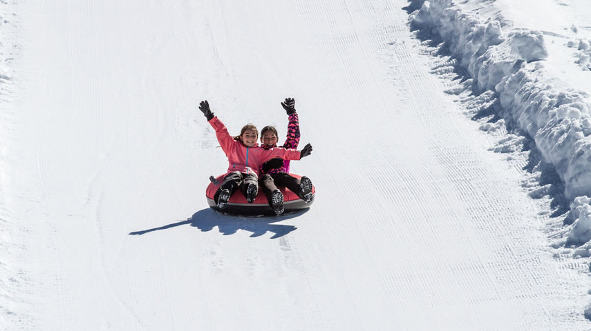 Kids tubing at the Tubetown in Perisher, AUS.