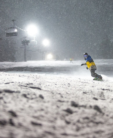 Snowboarding at night at Crotched