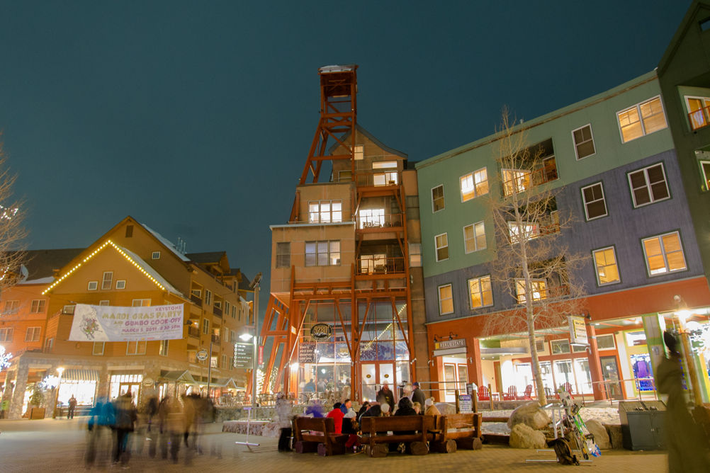 Friends enjoy lodging amenities and the surrounding areas in Keystone, CO.