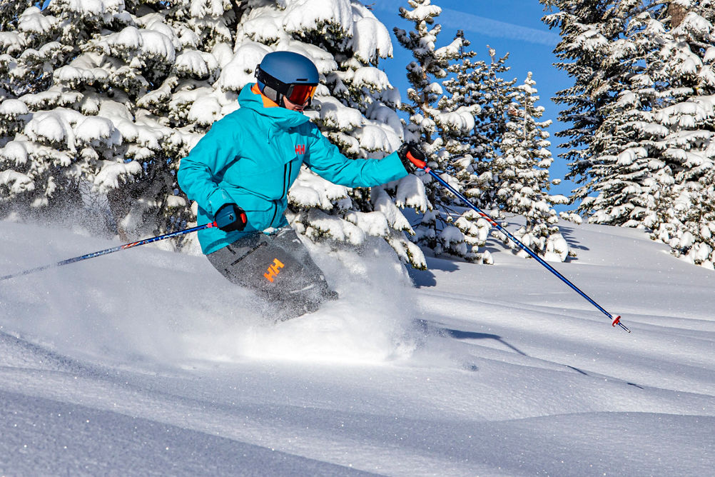 Ski entre árvores em Northstar California