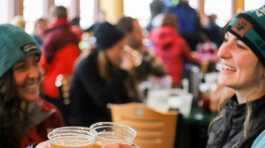 Group of Friends Drinks Beers Apres Ski at Wildcat Mountain