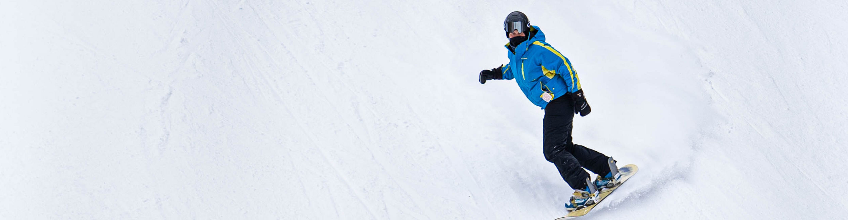 Snowboarder carving a toe side turn at Jack Frost