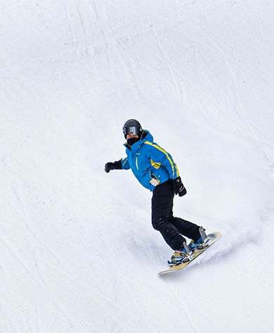 Snowboarder carving a toe side turn at Jack Frost