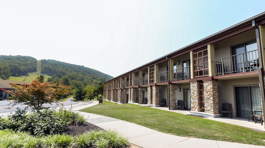 Exterior of the Highlands Lodge at Liberty Mountain
