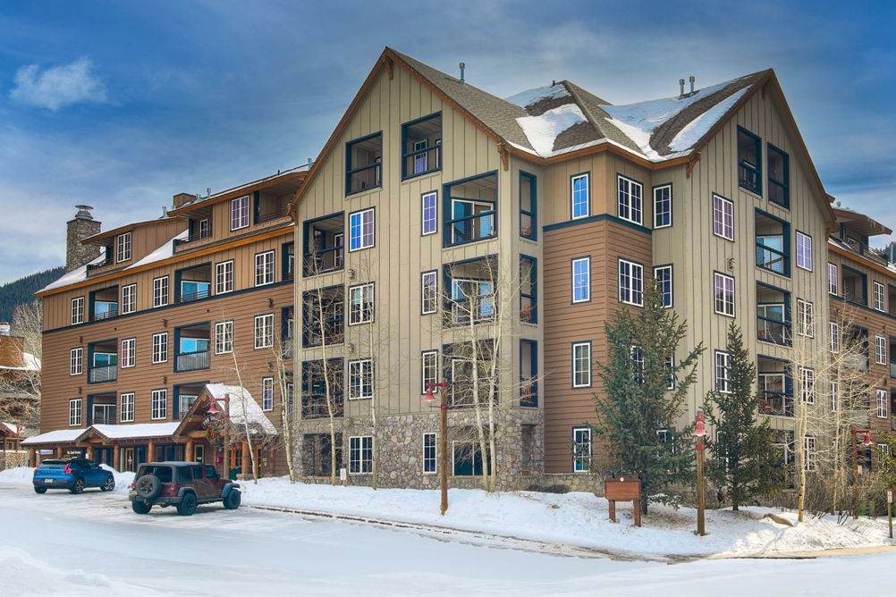 Exterior of The Dakota Lodge at Keystone Mountain Resort