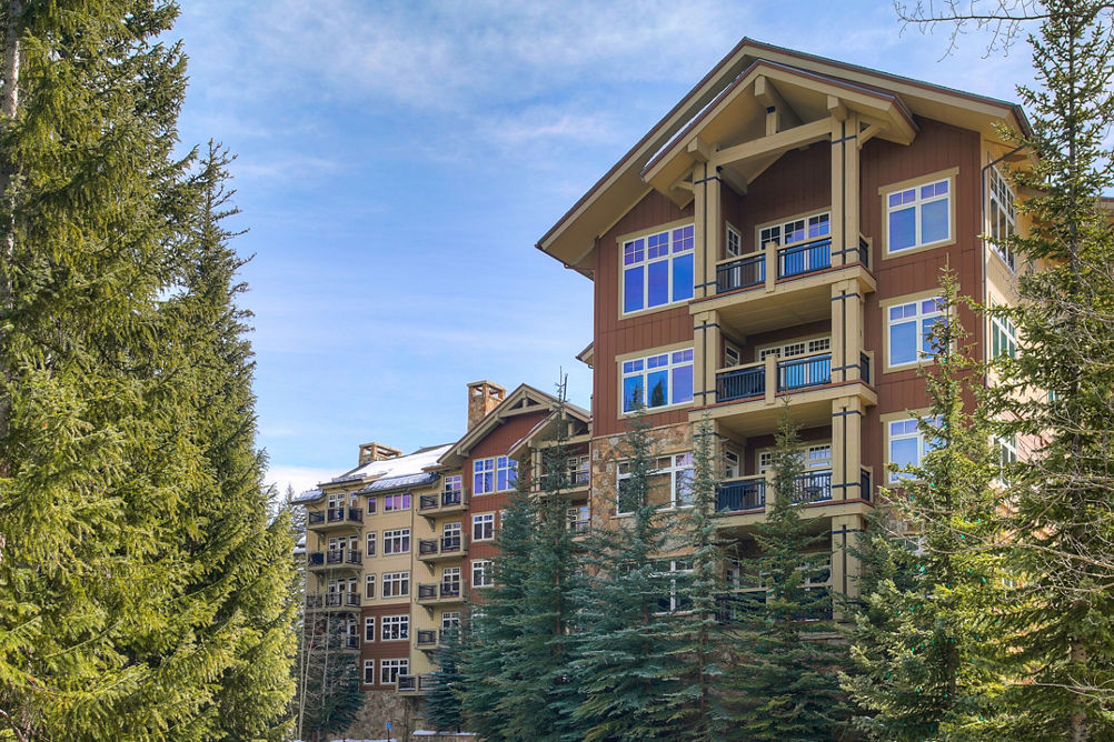 Tree-lined Exterior of the Lone Eagle Condominiums at Keystone 