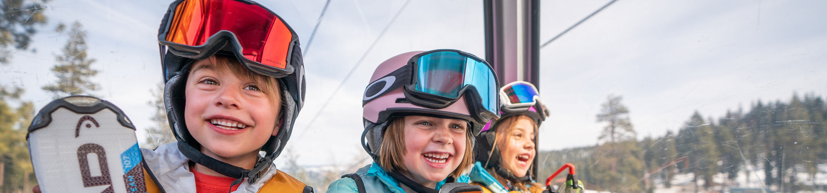 Young children skiing with an instructor