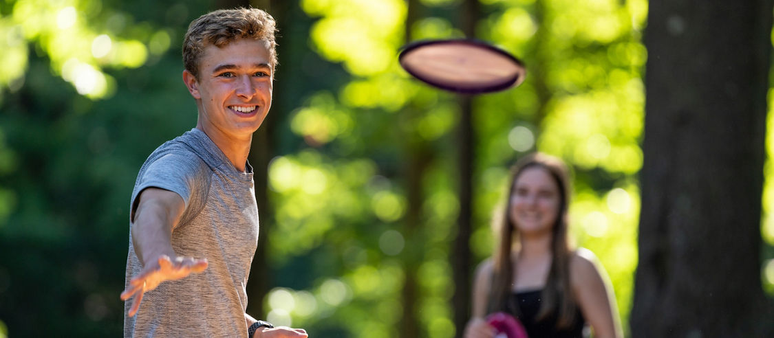 Friends Play Disc Golf at Mount Sunapee