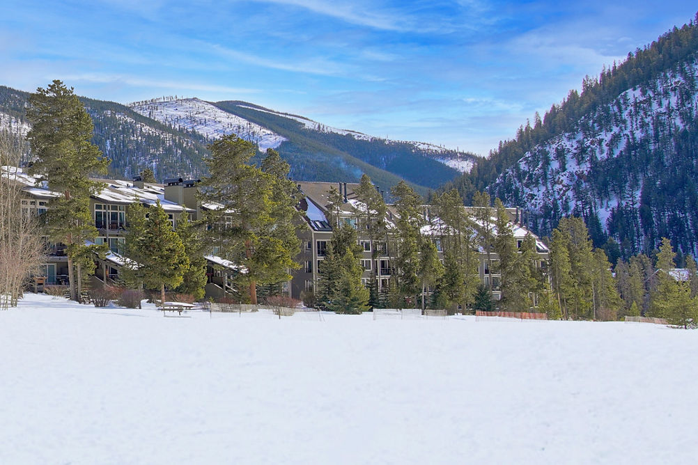 Exterior of Evergreen Condos at Keystone