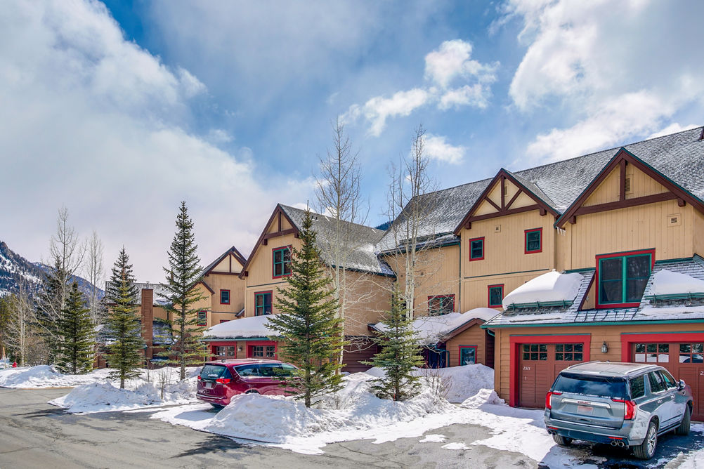 Red Hawk Townhomes Exterior at Keystone