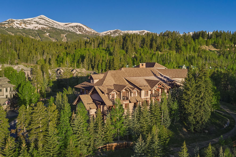 Summer Exterior of Mountain Thunder Lodge at Breckenridge