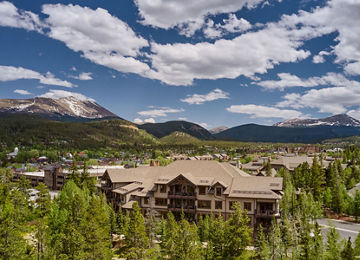 Summer Exterior of Mountain Thunder Lodge at Breckenridge
