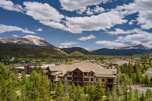 Summer Exterior of Mountain Thunder Lodge at Breckenridge