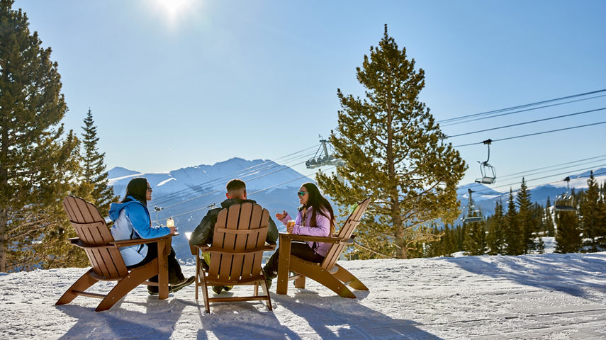 Friends Partake in Apres at Snowy Breckenridge