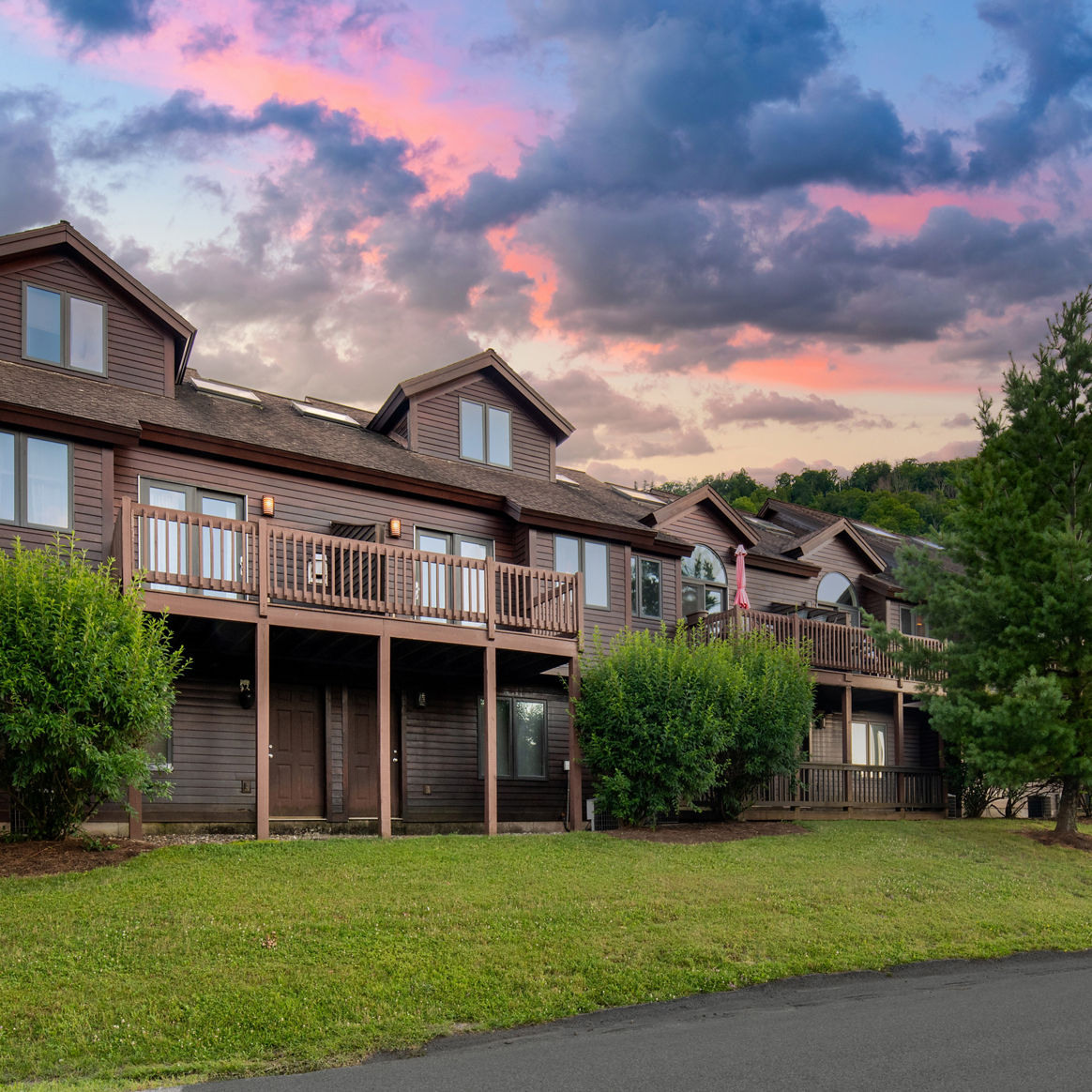 Summer Exterior of Liftside and Pinnacle Condos at Hunter
