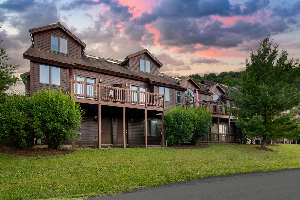 Summer Exterior of Liftside and Pinnacle Condos at Hunter