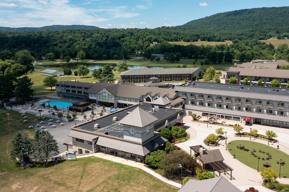 Summer Exterior of Alpine Lodge at Liberty