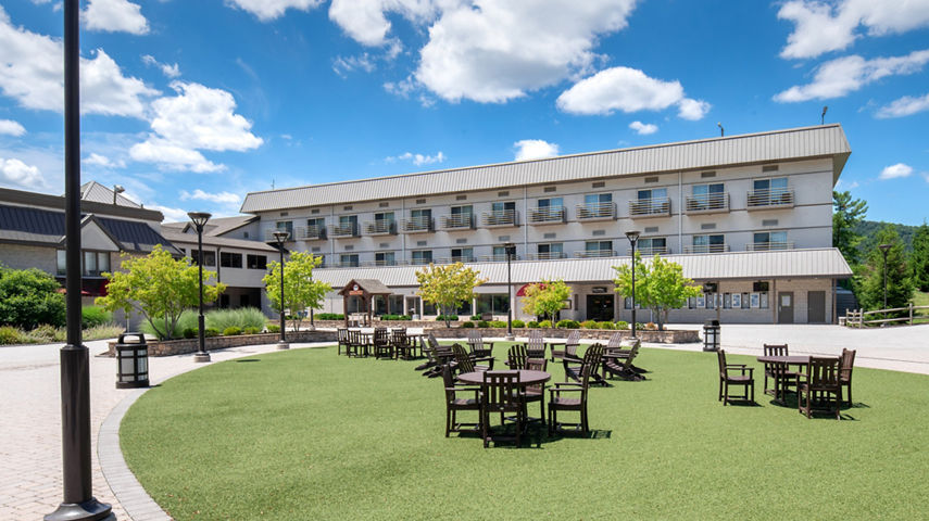 Summer Exterior of Alpine Lodge at Liberty