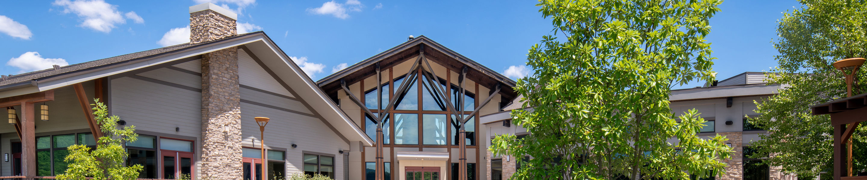 Summer Exterior of Highland Lodge at Liberty