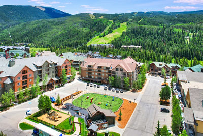 Summer Exterior of Dakota Lodge at Keystone