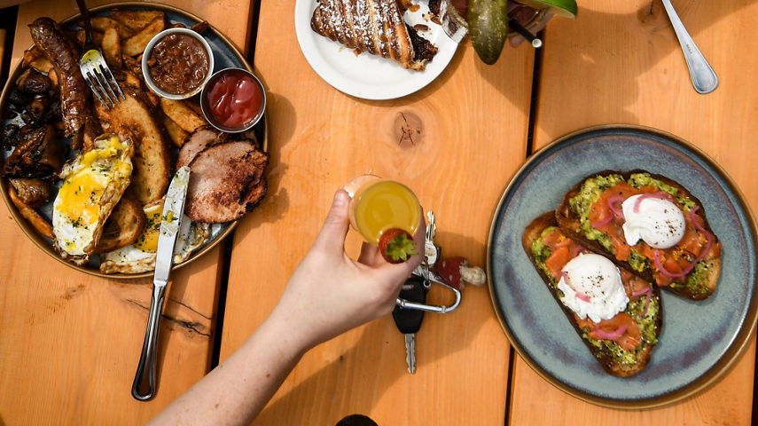 Guests Cheers Drinks Over Aprés Classic Options at Garibaldi Lift Co.