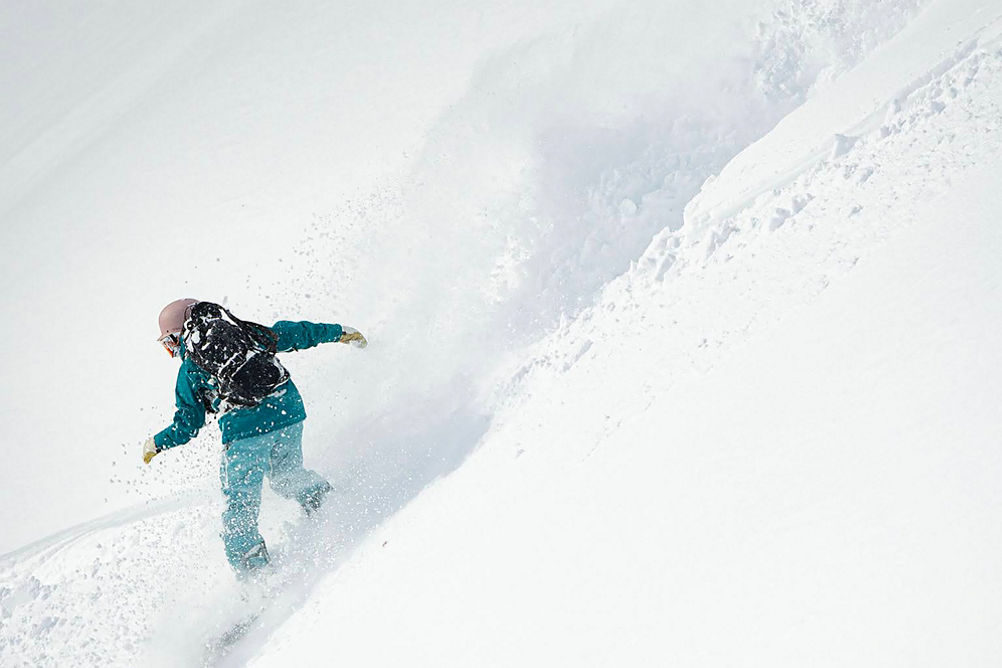 Guest Snowboarding at Hakuba Norikura Onsen Ski Resort