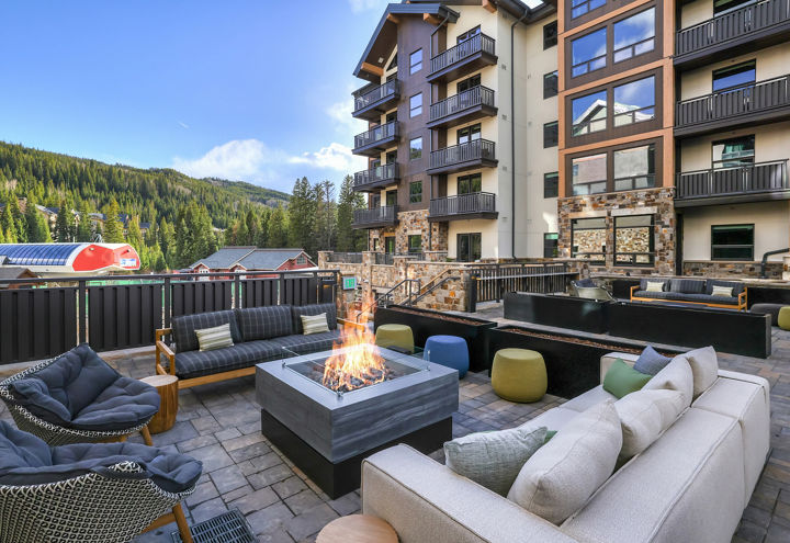 Summer Exterior of Kindred Resort Courtyard
