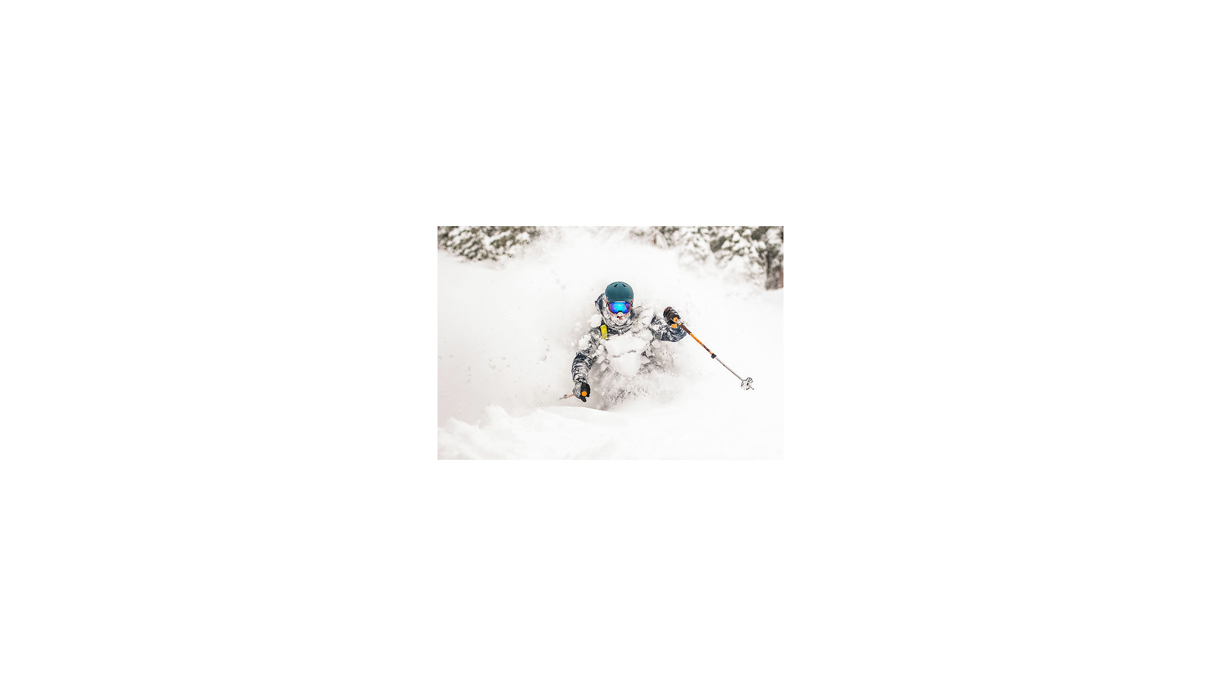 Esquiador em neve profunda em Kirkwood